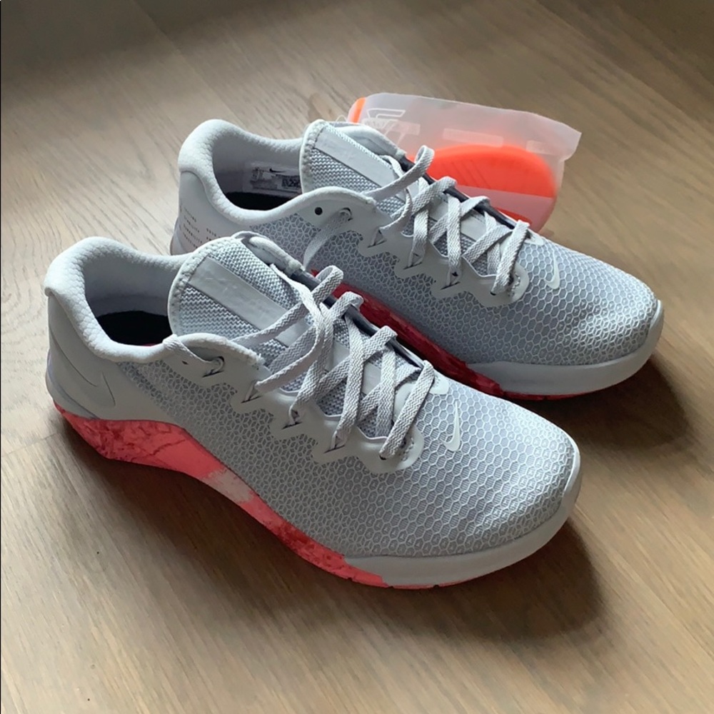 NWT Nike Metcon5 Sneakers Size 8 Womens